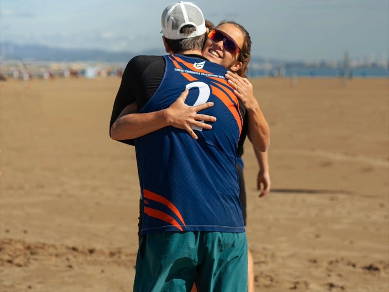 abrazo chico chica